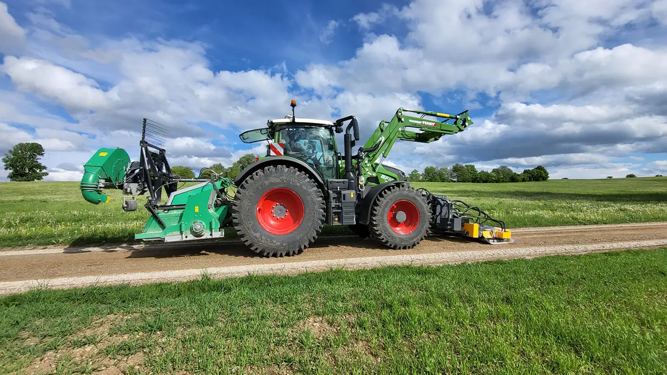 Fendt-Traktor mit Mulchgerät bei Pflegearbeiten am Feldweg
